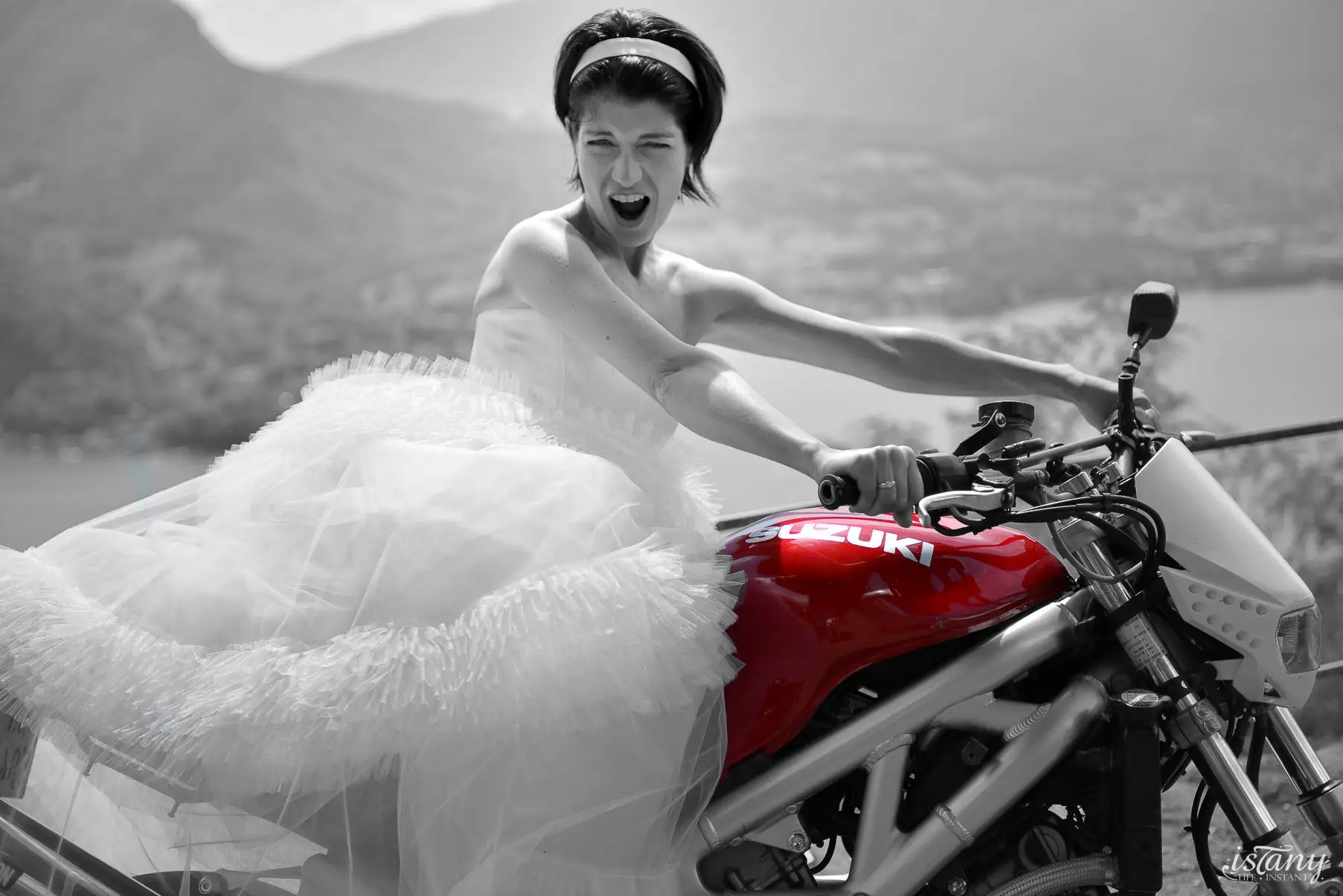 Photographe mariage Annecy – couple au lac