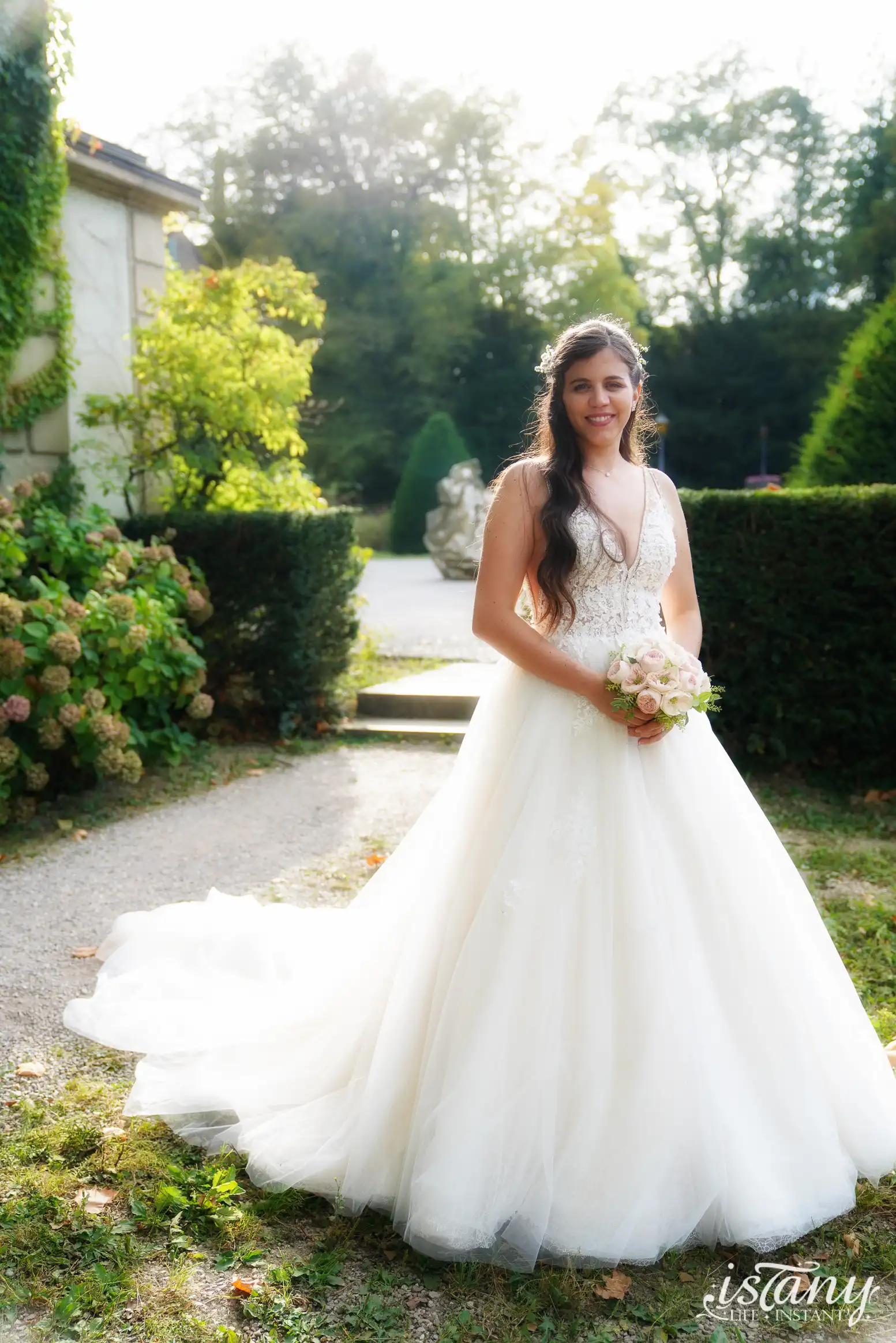 Portrait mariée robe blanche jardin Genève – ISTANY